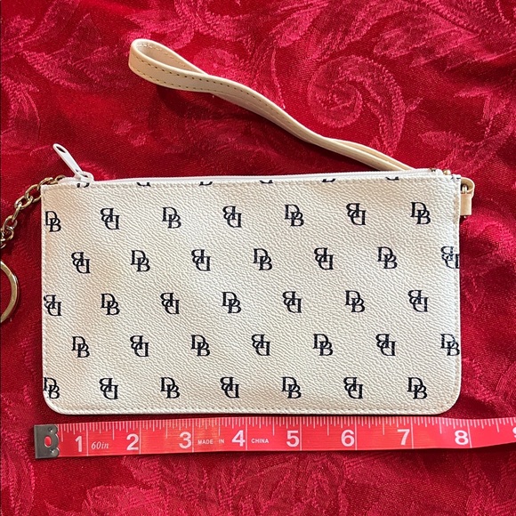 🔥EUC Dooney and Bourke Greta Slim Coated White Canvas Wristlet Clutch - Picture 3 of 11